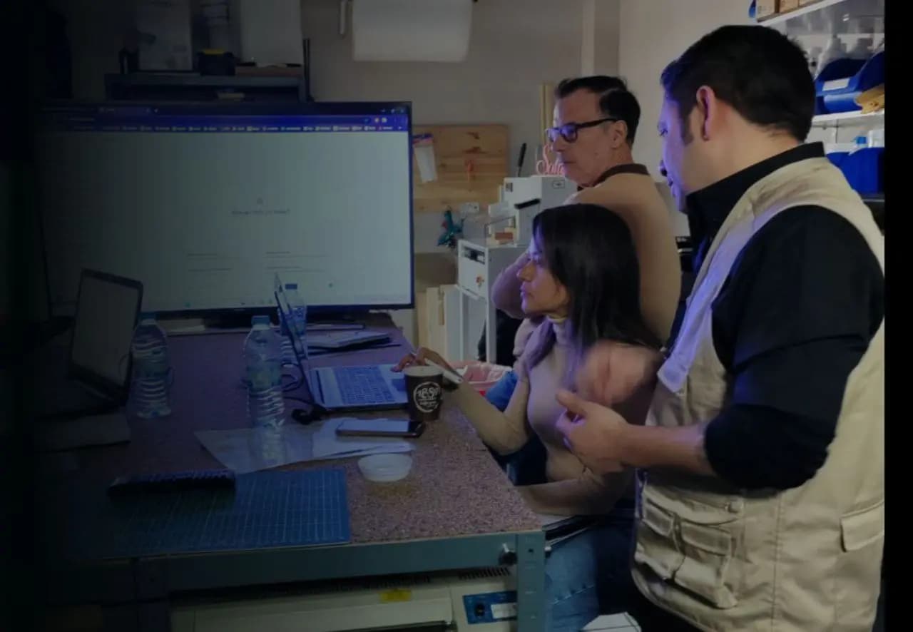 Estudiantes colaborando en clase