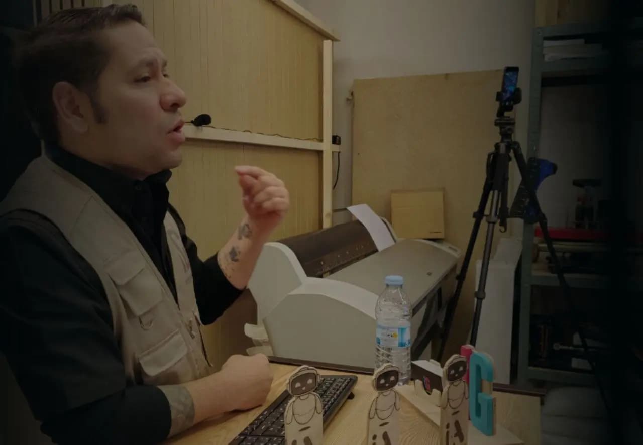 Estudiante presentando en clase