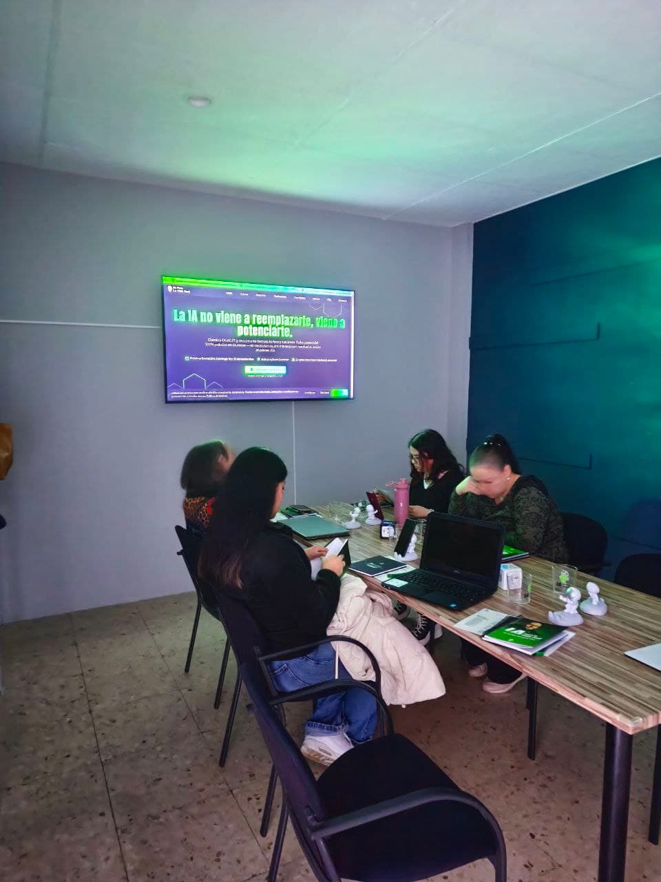 Alumnos en el taller de IA